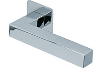 scoop flache lösungen türdrücker form 1002 in edelstahl poliert auf flacher quadratrosette