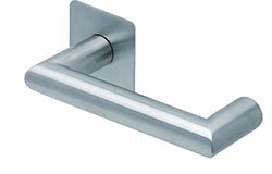 scoop flache lösungen türdrücker form 1009 in edelstahl matt auf flacher quadratrosette