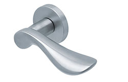 scoop edelstahl türdrücker form 1018 in edelstahl matt auf rundrosette