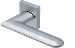 scoop edelstahl türdrücker form 1021 in edelstahl matt auf quadratrosette