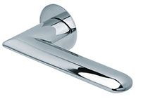 scoop flache lösungen türdrücker form 1021 in edelstahl poliert auf flacher rundrosette