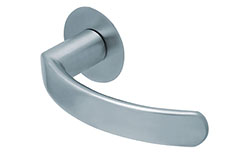 scoop flache lösungen türdrücker form 1023 in edelstahl matt auf flacher rundrosette