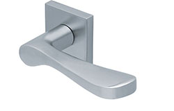 scoop edelstahl türdrücker form 1024 in edelstahl matt auf quadratrosette