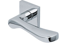 scoop edelstahl türdrücker form 1024 in edelstahl poliert auf quadratrosette