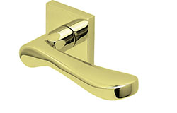 scoop edelstahl türdrücker form 1024 in pvd messinggelb auf quadratrosette