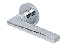 scoop edelstahl türdrücker form 1025 in edelstahl poliert auf rundrosette