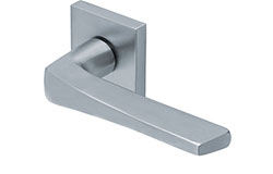 scoop edelstahl türdrücker form 1026 in edelstahl matt auf quadratrosette