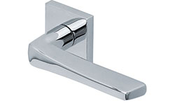 scoop edelstahl türdrücker form 1026 in edelstahl poliert auf quadratrosette