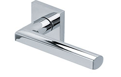 scoop edelstahl türdrücker form 1027 in edelstahl poliert auf quadratrosette