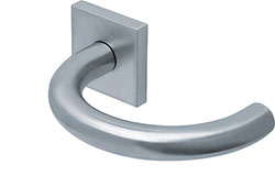 scoop edelstahl türdrücker form 1070 in edelstahl matt auf quadratrosette