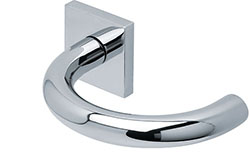 scoop edelstahl türdrücker form 1070 in edelstahl poliert auf quadratrosette