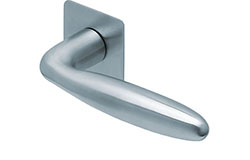 scoop flache lösungen türdrücker form 1083 in edelstahl matt auf flacher quadratrosette