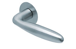 scoop flache lösungen türdrücker form 1083 in edelstahl matt auf flacher rundrosette