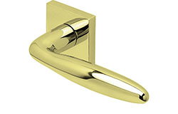 scoop edelstahl türdrücker form 1083 in pvd messinggelb auf quadratrosette