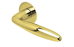 scoop flache lösungen türdrücker form 1083 in pvd messinggelb auf flacher rundrosette