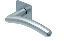 scoop flache lösungen türdrücker form 1084 in edelstahl matt auf flacher quadratrosette