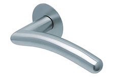 scoop flache lösungen türdrücker form 1084 in edelstahl matt auf flacher rundrosette