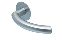 scoop flache lösungen türdrücker form 1085 in edelstahl matt auf flacher rundrosette