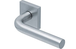 scoop edelstahl türdrücker form 1100 in edelstahl matt auf quadratrosette