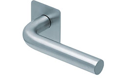 scoop flache lösungen türdrücker form 1100 in edelstahl matt auf flacher quadratrosette