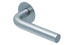 scoop flache lösungen türdrücker form 1100 in edelstahl matt auf flacher rundrosette