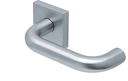 scoop edelstahl türdrücker form 1104 in edelstahl matt auf quadratrosette