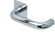 scoop flache lösungen türdrücker form 1104 in edelstahl poliert auf flacher quadratrosette