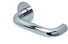 scoop flache lösungen türdrücker form 1104 in edelstahl poliert auf flacher rundrosette