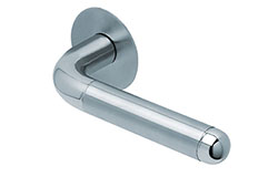 scoop flache lösungen türdrücker form 1173 in edelstahl matt auf flacher rundrosette