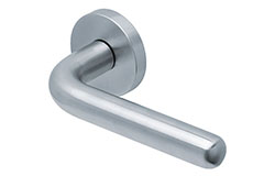 scoop edelstahl türdrücker form 1200 in edelstahl matt auf rundrosette