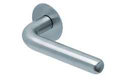 scoop flache lösungen türdrücker form 1200 in edelstahl matt auf flacher rundrosette