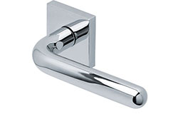 scoop edelstahl türdrücker form 1200 in edelstahl poliert auf quadratrosette