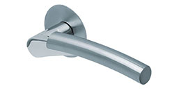 scoop flache lösungen türdrücker form 1764 in edelstahl matt auf flacher rundrosette