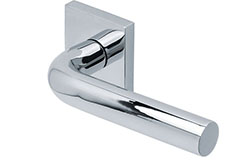 scoop edelstahl türdrücker form 2100 in edelstahl poliert auf quadratrosette