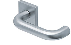 scoop edelstahl türdrücker form 2104 in edelstahl matt auf quadratrosette